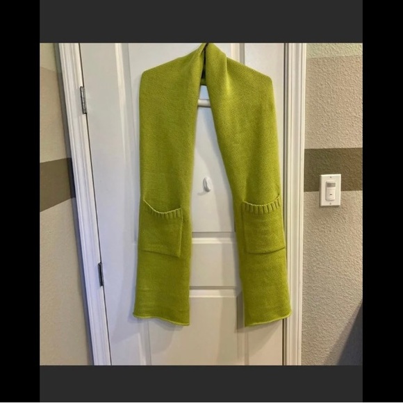 Scarf with Pockets. Green.  Excellent condition - Picture 3 of 9
